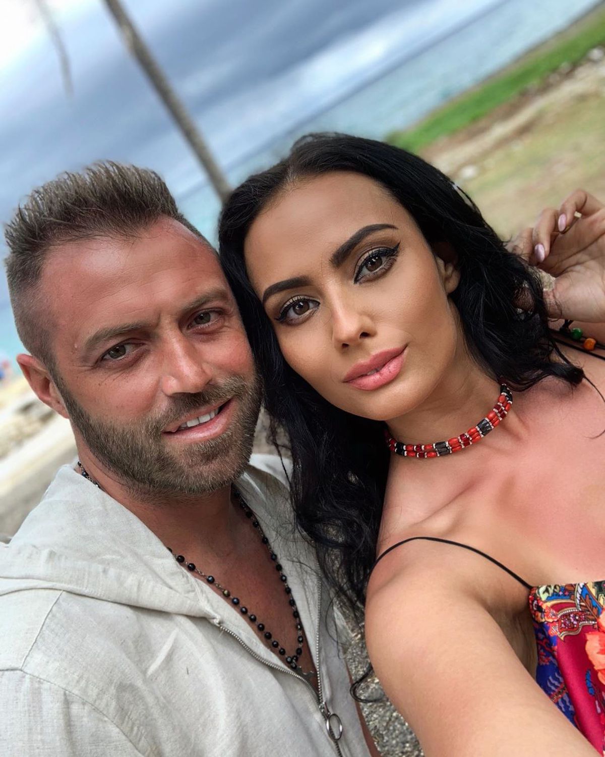 VIDEO+FOTO Cristi Pulhac, așa cum nu l-ați mai văzut » S-a dat cu ruj și s-a îmbrăcat cu hainele soției