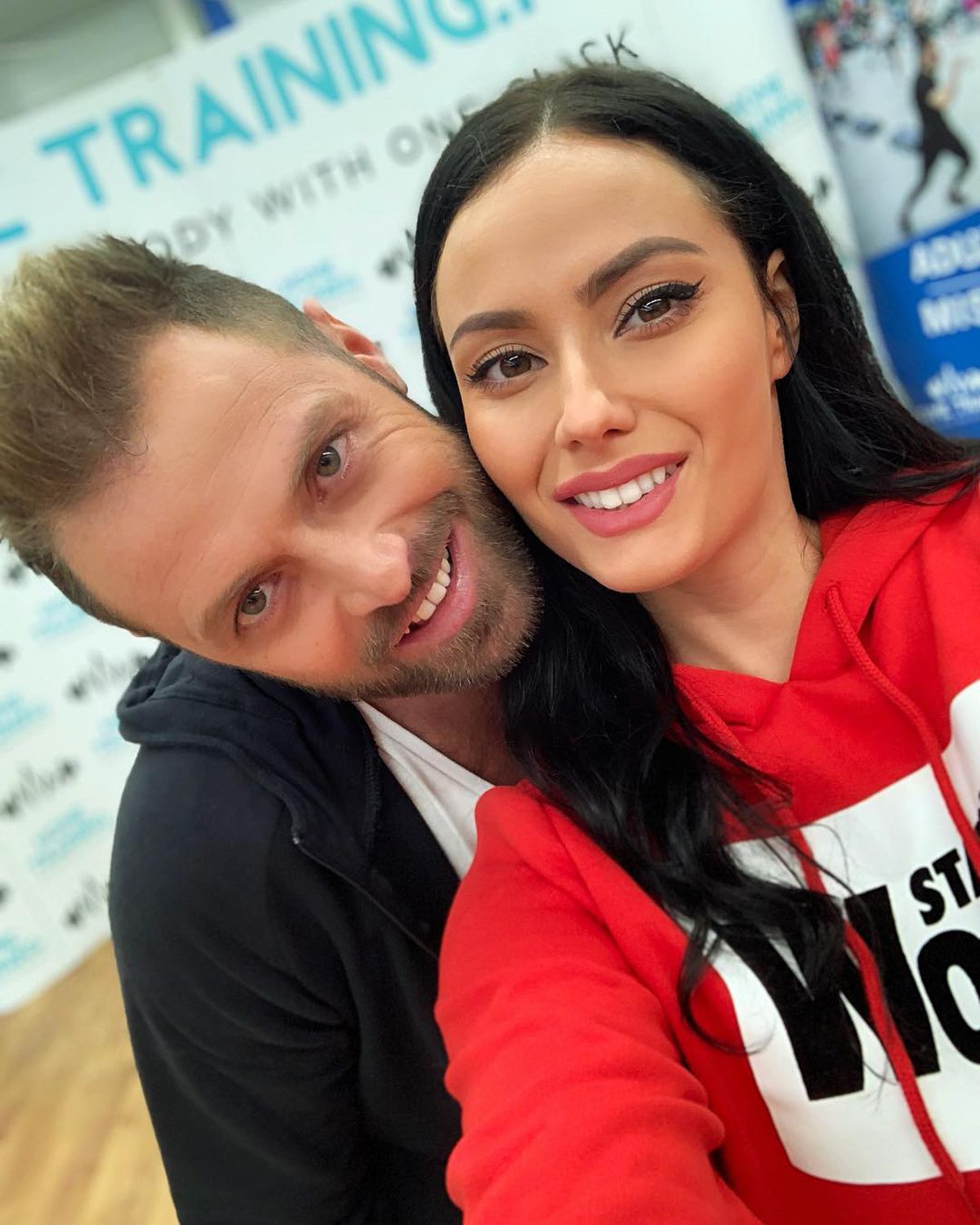 VIDEO+FOTO Cristi Pulhac, așa cum nu l-ați mai văzut » S-a dat cu ruj și s-a îmbrăcat cu hainele soției