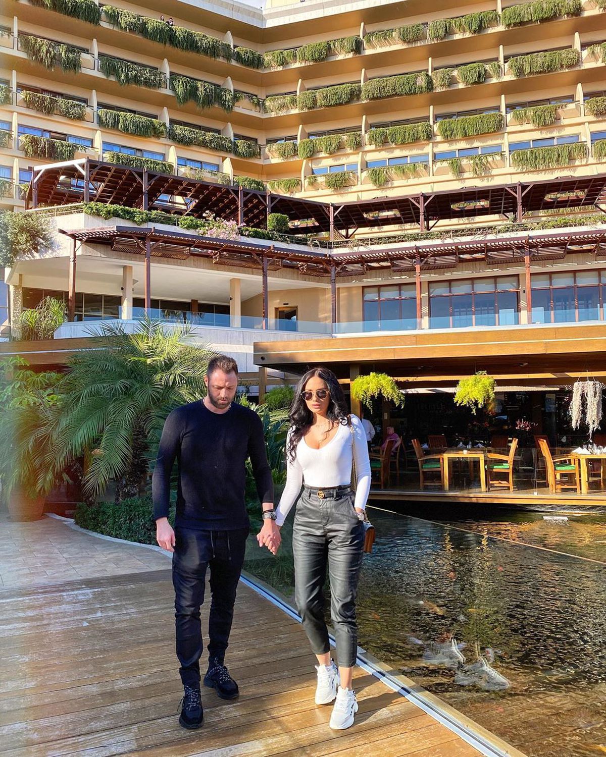 VIDEO+FOTO Cristi Pulhac, așa cum nu l-ați mai văzut » S-a dat cu ruj și s-a îmbrăcat cu hainele soției