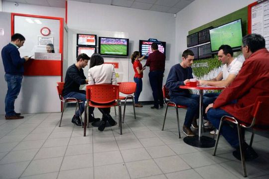 Înainte să se închidă din cauza crizei coronavirusului, agențiile stradale Stanleybet atrăgeau ca un magnet pariori în căutarea biletelor miraculoase