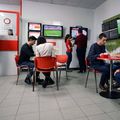 Înainte să se închidă din cauza crizei coronavirusului, agențiile stradale Stanleybet atrăgeau ca un magnet pariori în căutarea biletelor miraculoase