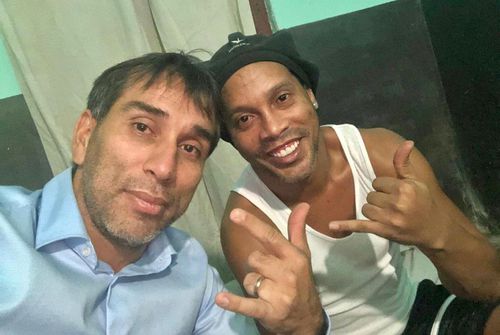 Ronaldinho (dreapta) în închisoarea din Paraguay