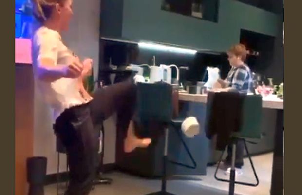 CORONAVIRUS. VIDEO Simona Halep, jonglerii cu sulul de hârtie igienică: „La naiba, ești mai bună decât unii fotbaliști profesioniști!” » Pe cine a provocat sportiva din România