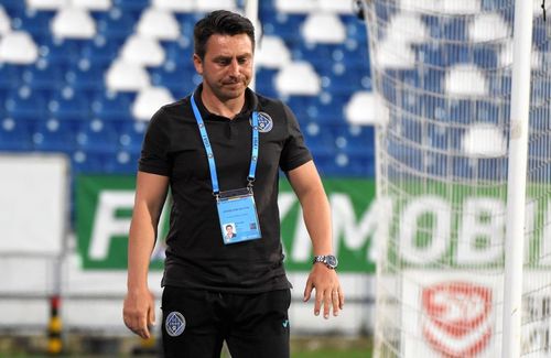 Ilie Poenaru, 44 de ani, antrenorul celor de la Academica Clinceni, și-a „urecheat” jucătorii pentru golul primit în partida cu FC Argeș (1-1).