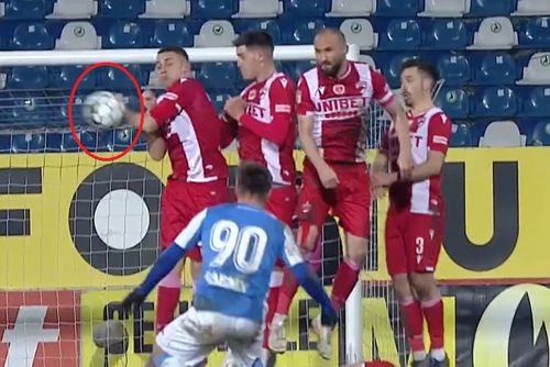 În minutul 38 al meciului dintre Poli Iași și Dinamo, la scorul de 0-0, moldovenii ar fi trebuit să primească o lovitură de la 11 metri.