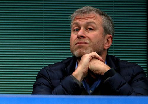 Clubul englez Chelsea ar putea intra în insolvență și ar urma să fie depunctat cu 9 puncte dacă patronul său, oligarhul rus Roman Abramovich (55 ani), nu acceptă cât mai repede ofertele celor interesați de cumpărarea echipei din Londra.