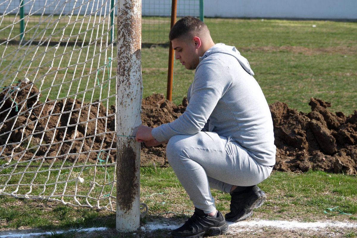 „Jucăm printre tranșee, ca-n război!”. Reportaj GSP la Liga 5, cu fotbal, conducte de gaze și spectatori mascați: „Joacă titulari «Scoică», «Pisică», «Lună», «Buze moi»”