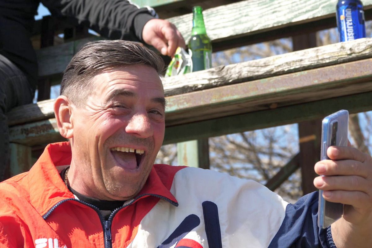 „Jucăm printre tranșee, ca-n război!”. Reportaj GSP la Liga 5, cu fotbal, conducte de gaze și spectatori mascați: „Joacă titulari «Scoică», «Pisică», «Lună», «Buze moi»”