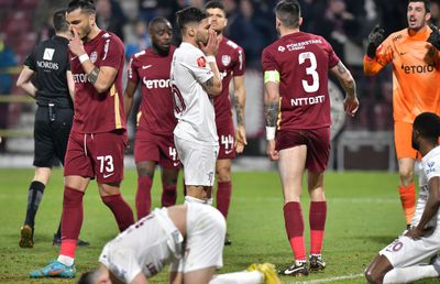 Momentul ignorat și de VAR la cea mai controversată decizie din play-off: „În cazul ăsta, golul nu e valabil!”