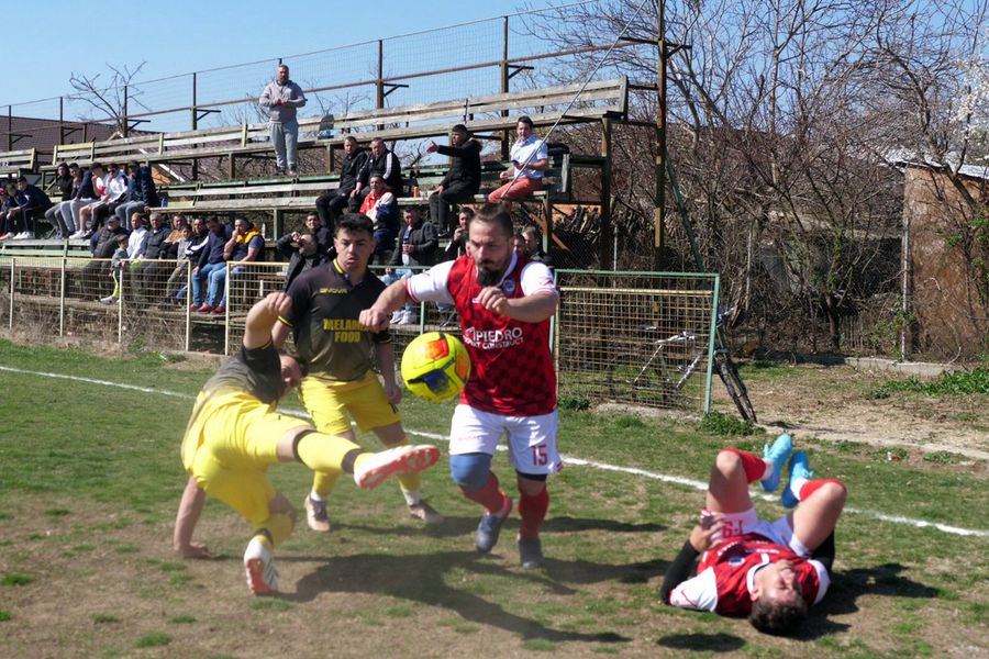 Intrările neregulamentare au fost sancționate de arbitrul partidei „Jucăm printre tranșee, ca-n război!”. Reportaj GSP la Liga 5, cu fotbal, conducte de gaze și spectatori mascați: „Joacă titulari «Scoică», «Pisică», «Lună», «Buze moi»”
