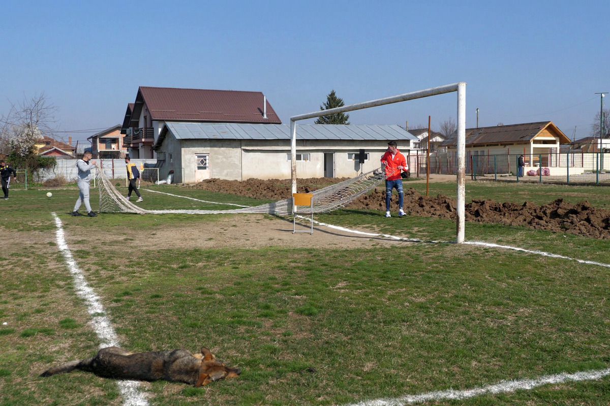 „Jucăm printre tranșee, ca-n război!”. Reportaj GSP la Liga 5, cu fotbal, conducte de gaze și spectatori mascați: „Joacă titulari «Scoică», «Pisică», «Lună», «Buze moi»”