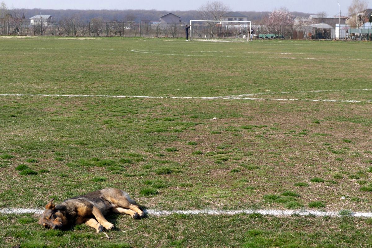 „Jucăm printre tranșee, ca-n război!”. Reportaj GSP la Liga 5, cu fotbal, conducte de gaze și spectatori mascați: „Joacă titulari «Scoică», «Pisică», «Lună», «Buze moi»”