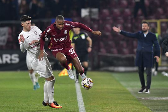 Rangelo Janga, în duel cu Cristi Săpunaru