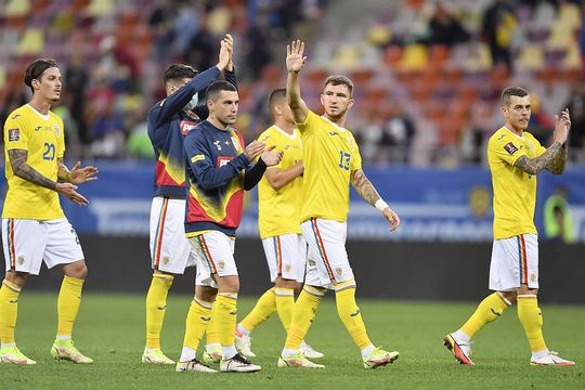 Selecționarul Edi Iordănescu i-a dat lui Nicolae Stanciu tricoul cu numărul 10. FOTO: Imago Images
