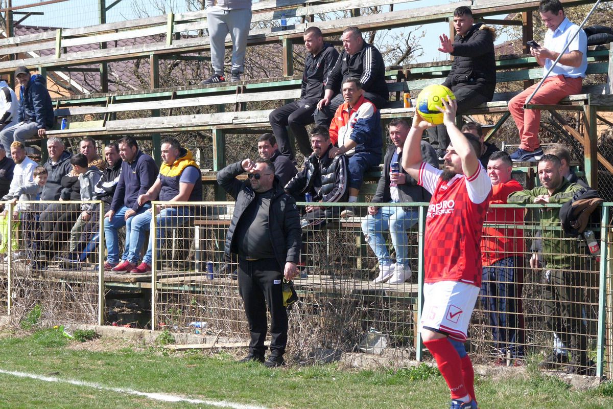 „Jucăm printre tranșee, ca-n război!”. Reportaj GSP la Liga 5, cu fotbal, conducte de gaze și spectatori mascați: „Joacă titulari «Scoică», «Pisică», «Lună», «Buze moi»”