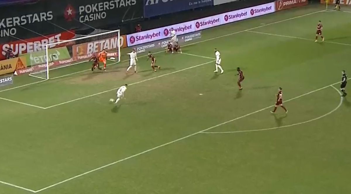 Ce nu s-a văzut la TV în CFR Cluj - Rapid » Un giuleștean a ieșit în lacrimi de pe teren