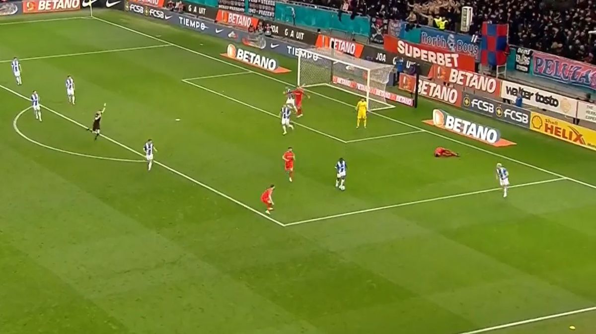 Explicații pentru faza controversată din FCSB - CSU Craiova » De ce n-a fost penalty la Edjouma