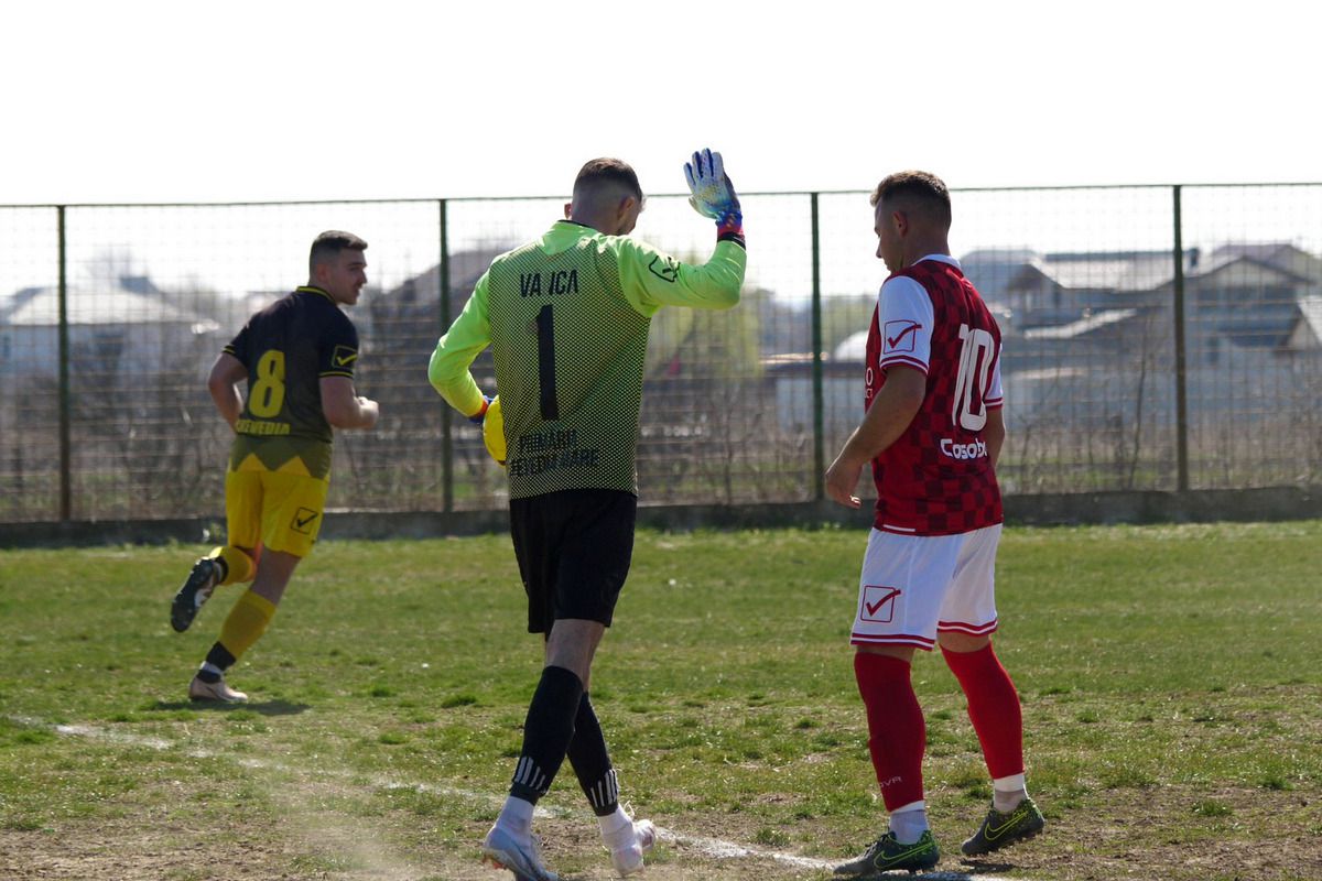 „Jucăm printre tranșee, ca-n război!”. Reportaj GSP la Liga 5, cu fotbal, conducte de gaze și spectatori mascați: „Joacă titulari «Scoică», «Pisică», «Lună», «Buze moi»”