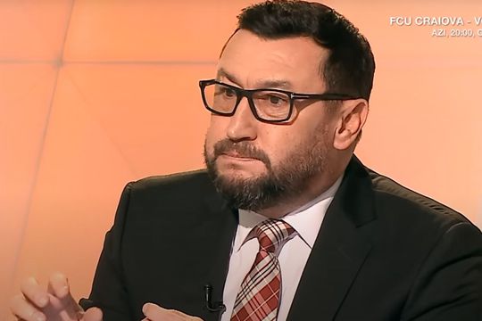 FCU Craiova a învins-o pe CS Mioveni, scor 3-0, în prima rundă a play-out-ului din Liga 1. Fostul internațional Viorel Moldovan (50 de ani) a comentat într-un mod ironic diferența dintre cele două formații.