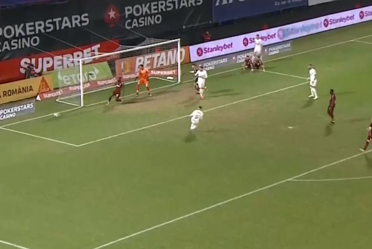 Ce nu s-a văzut la TV în CFR Cluj - Rapid » Un giuleștean a ieșit în lacrimi de pe teren