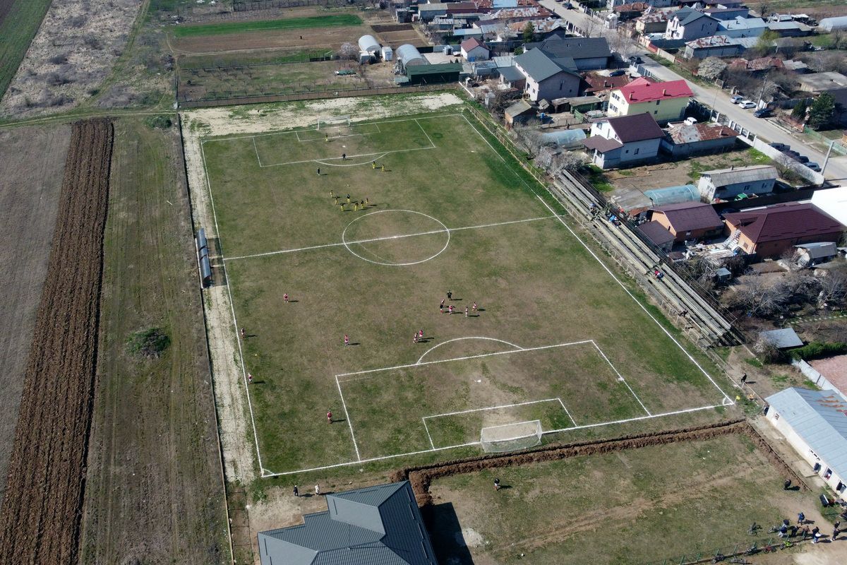 „Jucăm printre tranșee, ca-n război!”. Reportaj GSP la Liga 5, cu fotbal, conducte de gaze și spectatori mascați: „Joacă titulari «Scoică», «Pisică», «Lună», «Buze moi»”