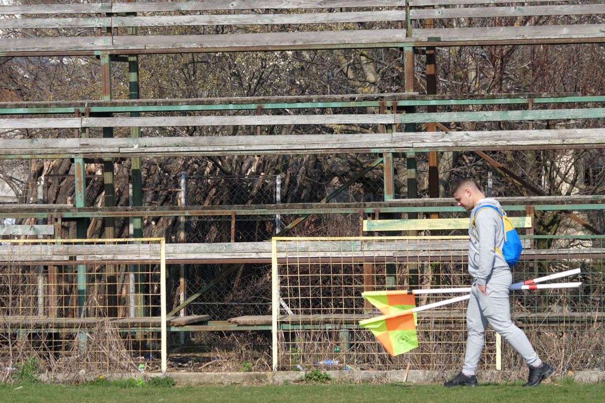 „Jucăm printre tranșee, ca-n război!”. Reportaj GSP la Liga 5, cu fotbal, conducte de gaze și spectatori mascați: „Joacă titulari «Scoică», «Pisică», «Lună», «Buze moi»”