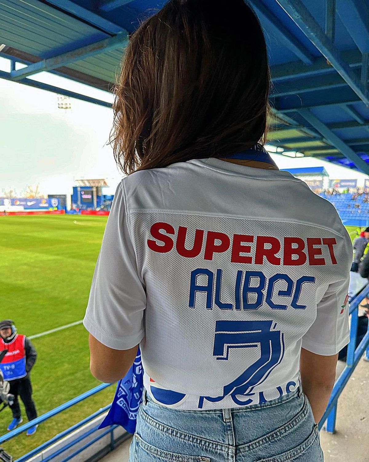 L-a uitat pe Denis Alibec » Cine e noul preferat al Andreei Bododel: a venit cu tricoul lui în Giulești