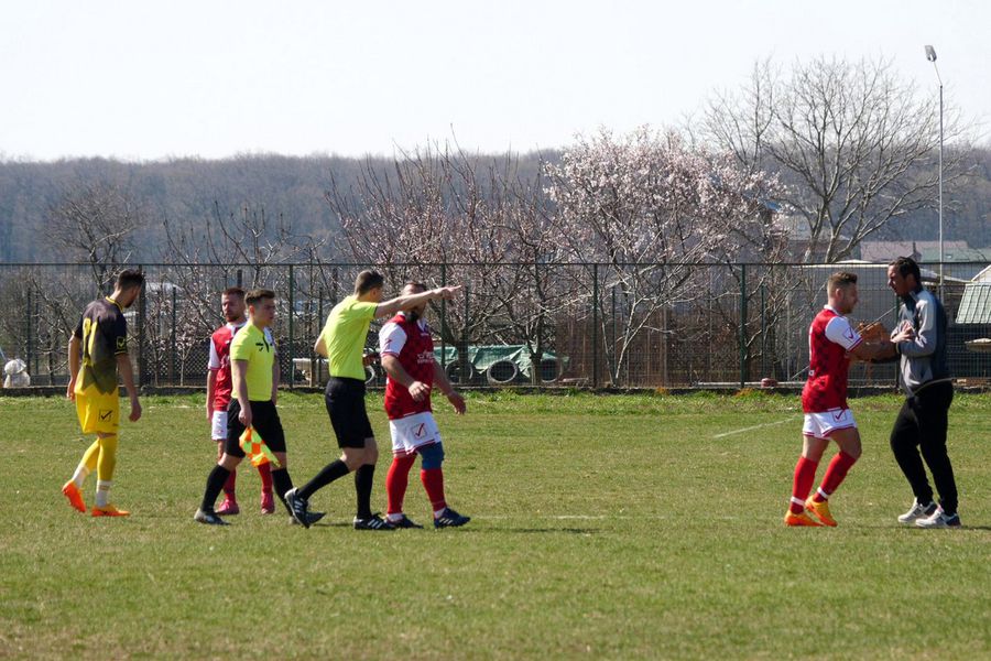 N-au lipsit incidentele, chiar un om de ordine a făcut scandal la meci „Jucăm printre tranșee, ca-n război!”. Reportaj GSP la Liga 5, cu fotbal, conducte de gaze și spectatori mascați: „Joacă titulari «Scoică», «Pisică», «Lună», «Buze moi»”