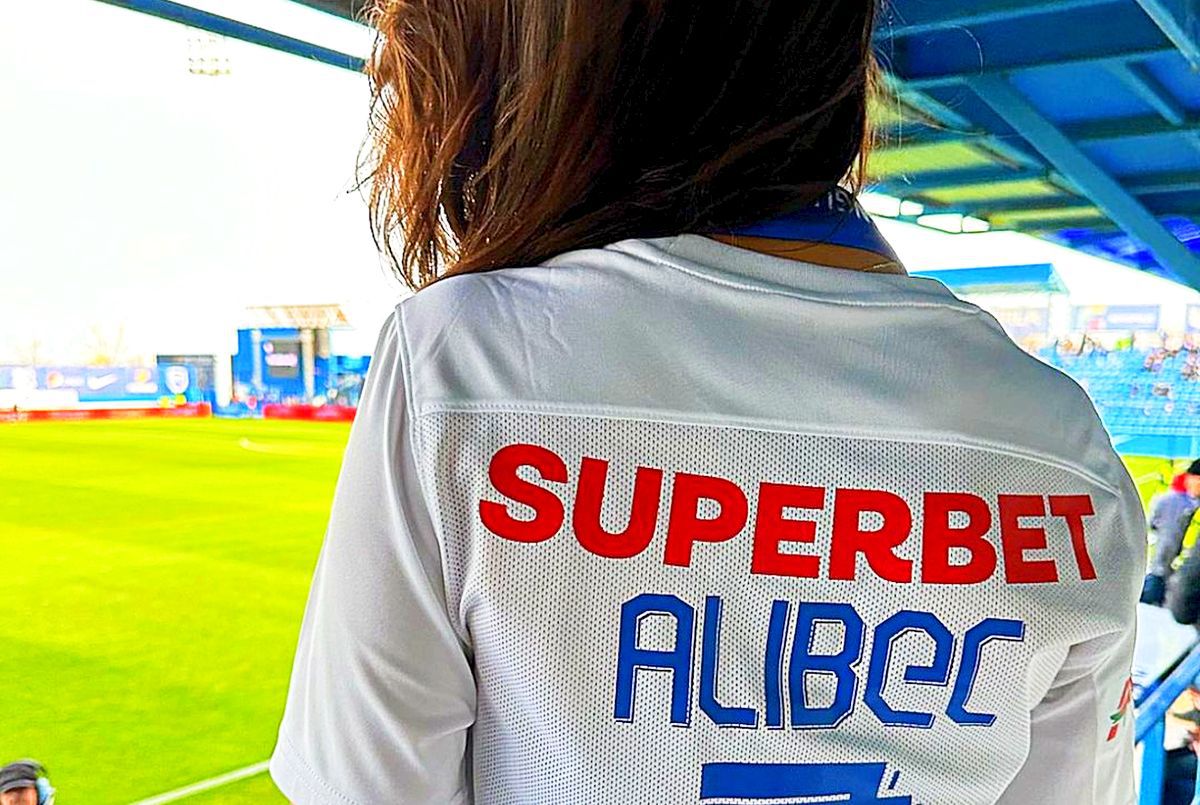 A recidivat! Cea mai sexy fană a Farului a apărut în tricoul lui Alibec și a întors toate privirile: „Băieții mei”