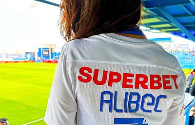 A recidivat! Cea mai sexy fană a Farului a apărut în tricoul lui Alibec și a întors toate privirile: „Băieții mei”