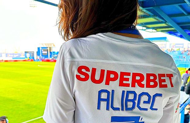 A recidivat! Cea mai sexy fană a Farului a apărut în tricoul lui Alibec și a întors toate privirile: „Băieții mei”