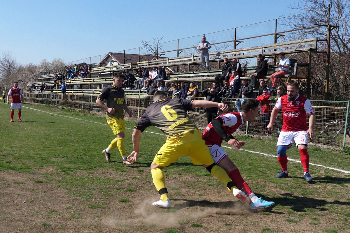 „Jucăm printre tranșee, ca-n război!”. Reportaj GSP la Liga 5, cu fotbal, conducte de gaze și spectatori mascați: „Joacă titulari «Scoică», «Pisică», «Lună», «Buze moi»”