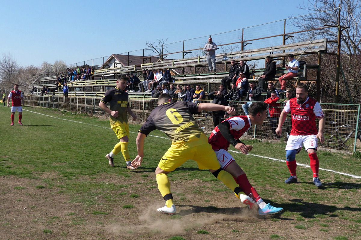 „Jucăm printre tranșee, ca-n război!”. Reportaj GSP la Liga 5, cu fotbal, conducte de gaze și spectatori mascați: „Joacă titulari «Scoică», «Pisică», «Lună», «Buze moi»”