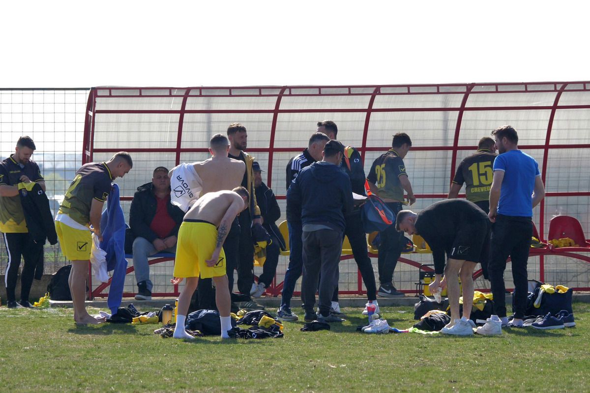 „Jucăm printre tranșee, ca-n război!”. Reportaj GSP la Liga 5, cu fotbal, conducte de gaze și spectatori mascați: „Joacă titulari «Scoică», «Pisică», «Lună», «Buze moi»”