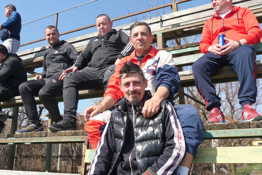 Cu mic cu mare, sătenii din Cosoba au făcut show în tribune „Jucăm printre tranșee, ca-n război!”. Reportaj GSP la Liga 5, cu fotbal, conducte de gaze și spectatori mascați: „Joacă titulari «Scoică», «Pisică», «Lună», «Buze moi»”