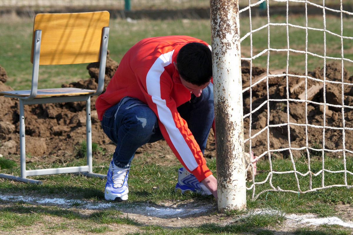 „Jucăm printre tranșee, ca-n război!”. Reportaj GSP la Liga 5, cu fotbal, conducte de gaze și spectatori mascați: „Joacă titulari «Scoică», «Pisică», «Lună», «Buze moi»”