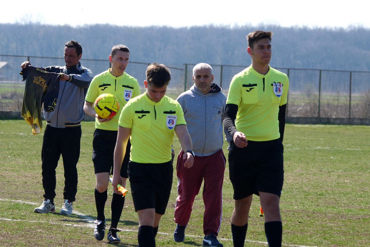 „Jucăm printre tranșee, ca-n război!”. Reportaj GSP la Liga 5, cu fotbal, conducte de gaze și spectatori mascați: „Joacă titulari «Scoică», «Pisică», «Lună», «Buze moi»”