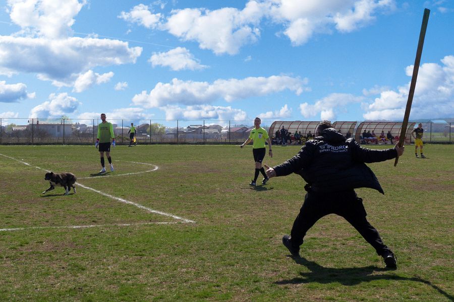 „Jucăm printre tranșee, ca-n război!”. Reportaj GSP la Liga 5, cu fotbal, conducte de gaze și spectatori mascați: „Joacă titulari «Scoică», «Pisică», «Lună», «Buze moi»”