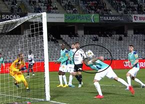 Decizie de neînțeles la U Cluj - FC Argeș » A respins mingea cu mâna în careu, dar arbitrul nu a dat penalty: „E henț clar! VAR-ul a greșit”