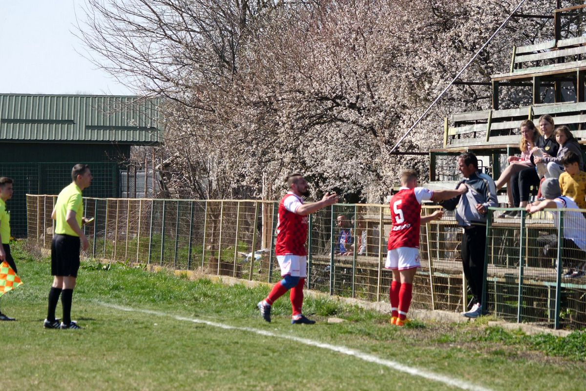 „Jucăm printre tranșee, ca-n război!”. Reportaj GSP la Liga 5, cu fotbal, conducte de gaze și spectatori mascați: „Joacă titulari «Scoică», «Pisică», «Lună», «Buze moi»”