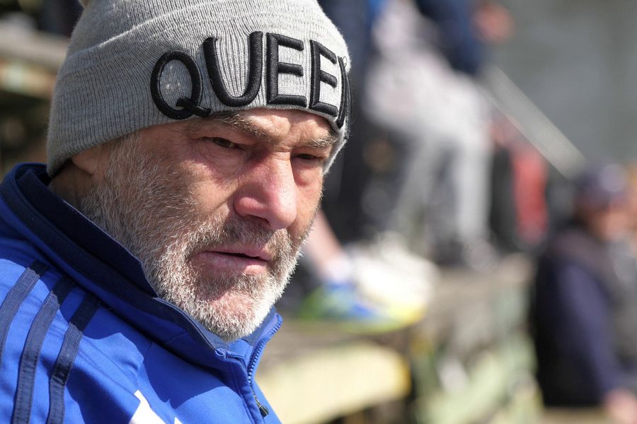 Dragnea, „ultrasul” celebru din Cosoba „Jucăm printre tranșee, ca-n război!”. Reportaj GSP la Liga 5, cu fotbal, conducte de gaze și spectatori mascați: „Joacă titulari «Scoică», «Pisică», «Lună», «Buze moi»”