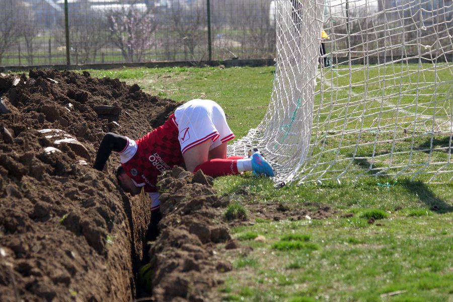 La Cosoba se pun gaze, iar mingea a fost adunată din șanțul din spatele porții „Jucăm printre tranșee, ca-n război!”. Reportaj GSP la Liga 5, cu fotbal, conducte de gaze și spectatori mascați: „Joacă titulari «Scoică», «Pisică», «Lună», «Buze moi»”
