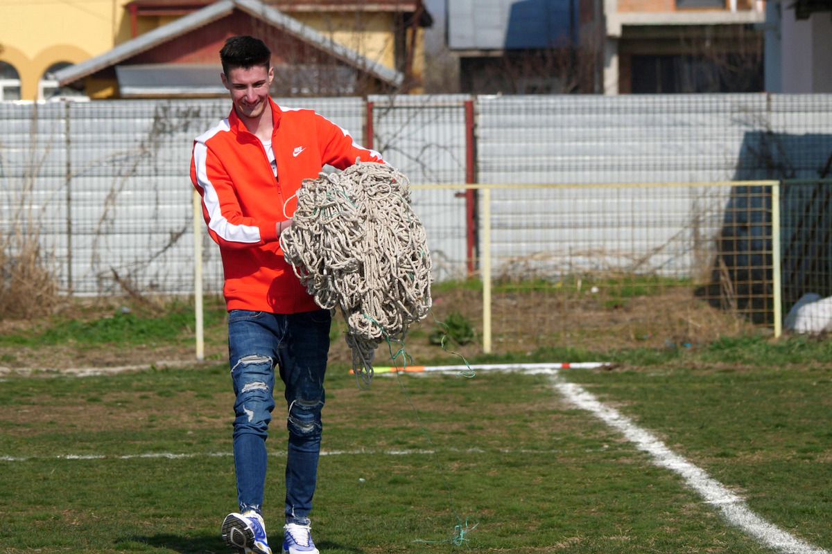 „Jucăm printre tranșee, ca-n război!”. Reportaj GSP la Liga 5, cu fotbal, conducte de gaze și spectatori mascați: „Joacă titulari «Scoică», «Pisică», «Lună», «Buze moi»”