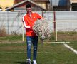 „Jucăm printre tranșee, ca-n război!”. Reportaj GSP la Liga 5, cu fotbal, conducte de gaze și spectatori mascați: „Joacă titulari «Scoică», «Pisică», «Lună», «Buze moi»”