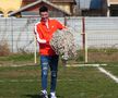 „Jucăm printre tranșee, ca-n război!”. Reportaj GSP la Liga 5, cu fotbal, conducte de gaze și spectatori mascați: „Joacă titulari «Scoică», «Pisică», «Lună», «Buze moi»”