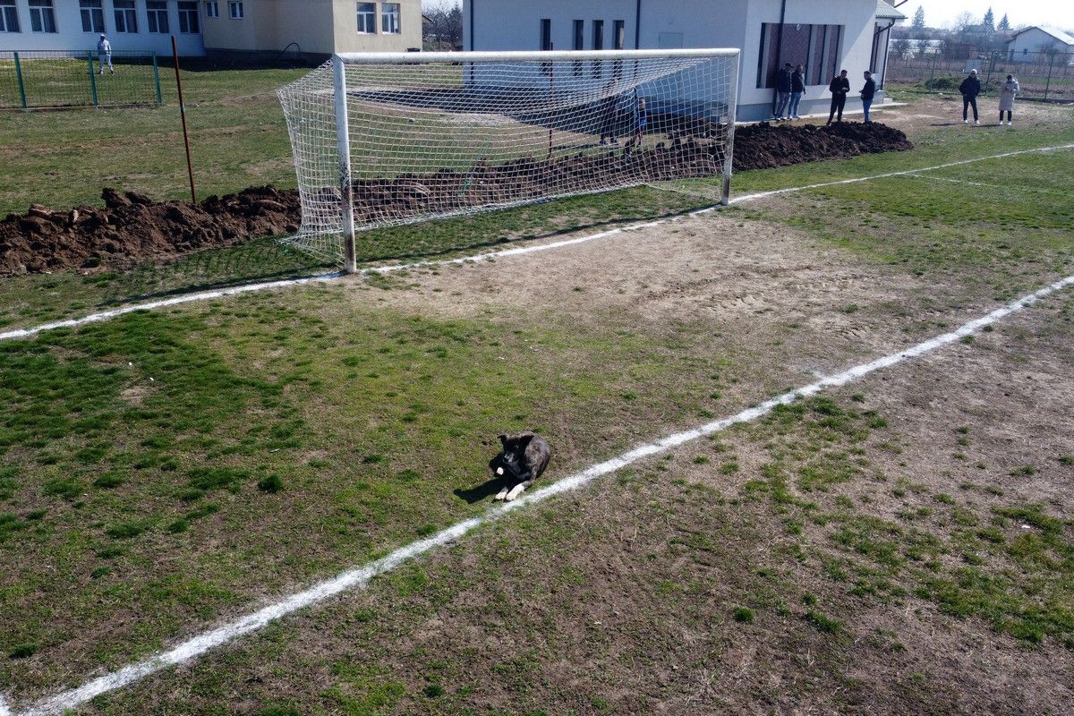 „Jucăm printre tranșee, ca-n război!”. Reportaj GSP la Liga 5, cu fotbal, conducte de gaze și spectatori mascați: „Joacă titulari «Scoică», «Pisică», «Lună», «Buze moi»”