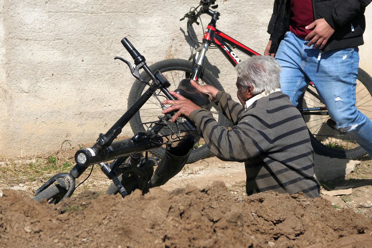 „Jucăm printre tranșee, ca-n război!”. Reportaj GSP la Liga 5, cu fotbal, conducte de gaze și spectatori mascați: „Joacă titulari «Scoică», «Pisică», «Lună», «Buze moi»”