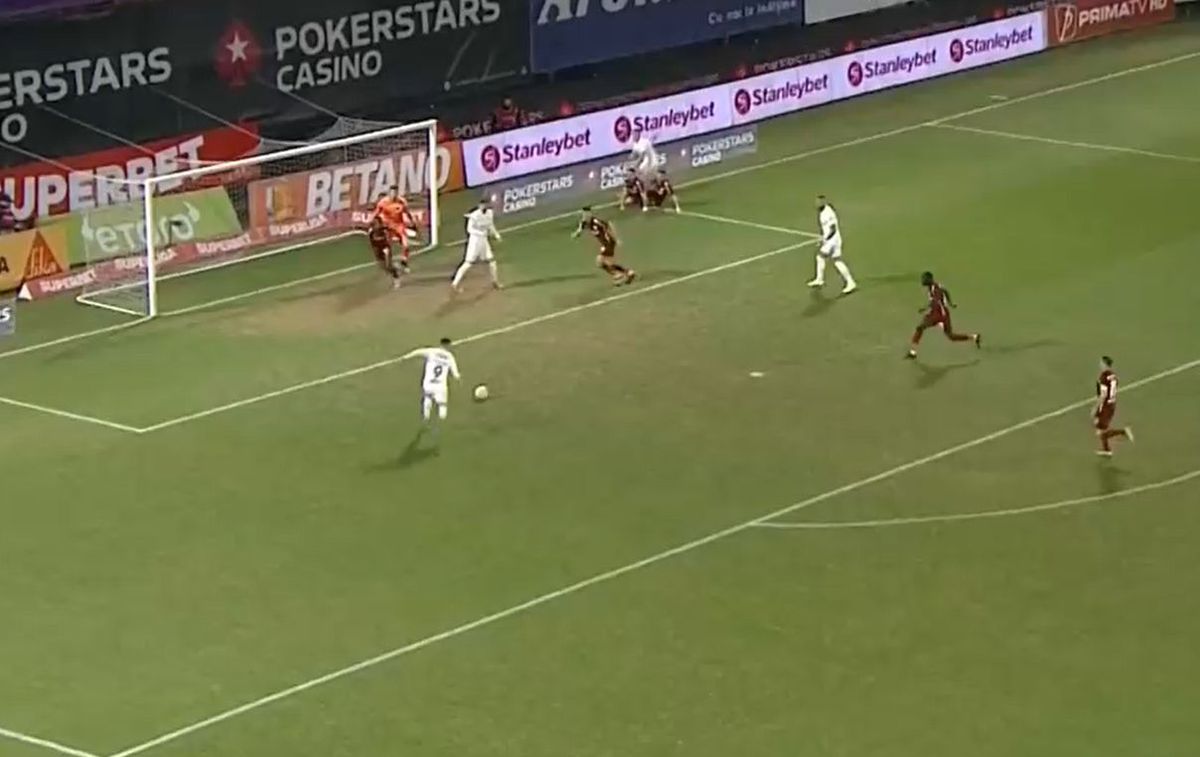 Ce nu s-a văzut la TV în CFR Cluj - Rapid » Un giuleștean a ieșit în lacrimi de pe teren