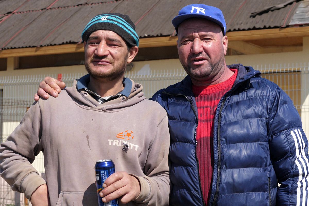 „Jucăm printre tranșee, ca-n război!”. Reportaj GSP la Liga 5, cu fotbal, conducte de gaze și spectatori mascați: „Joacă titulari «Scoică», «Pisică», «Lună», «Buze moi»”