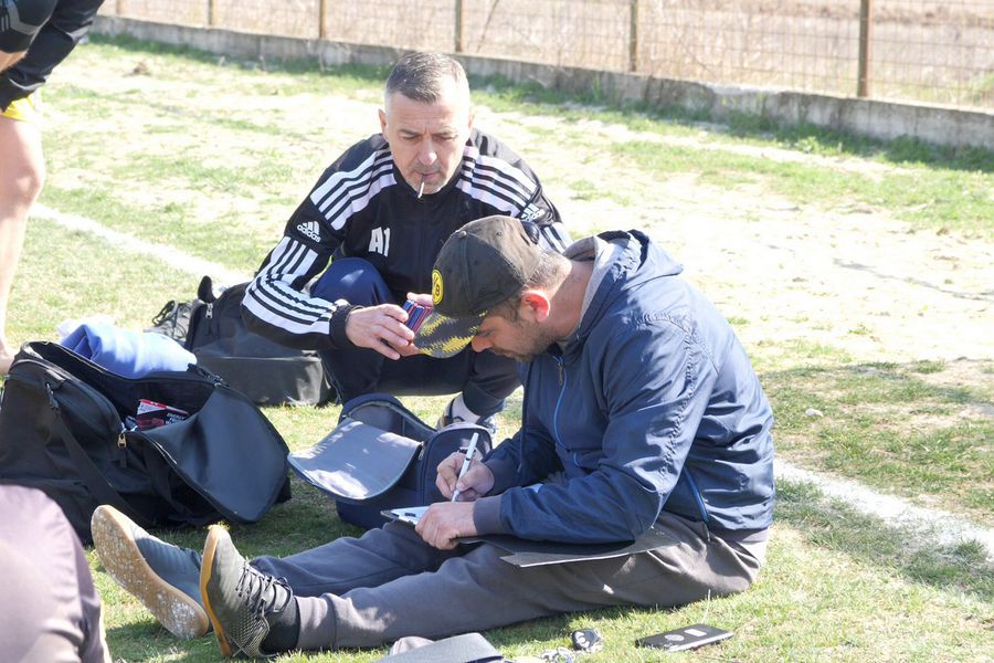 Antrenorul oaspeților de la Crevedia și alegerea primului „Jucăm printre tranșee, ca-n război!”. Reportaj GSP la Liga 5, cu fotbal, conducte de gaze și spectatori mascați: „Joacă titulari «Scoică», «Pisică», «Lună», «Buze moi»”